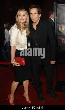 Christine Taylor und Mann Ben Stiller - der Iron Man Premiere auf der Chinese Theatre in Los Angeles. headshot voller Länge lächeln Blickkontakt schwarz dressTaylorChristine Ben Stiller 36 Veranstaltung in Hollywood Leben - Kalifornien, Red Carpet Event, USA, Filmindustrie, Prominente, Fotografie, Bestof, Kunst, Kultur und Unterhaltung, prominente Mode, Besten, Hollywood Leben, Event in Hollywood Leben - Kalifornien, Roter Teppich und backstage, Musik Prominente, Topix, Paar, Familie (Mann und Frau) und Kids - Kinder, Brüder und Schwestern anfrage tsuni@Gamma-USA.com, Kredit Tsuni/USA, 2006 Stockfoto