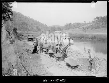 Gießen die erste Charge von Beton für Kinderbett 5 E1 auf die robuste Konstruktion Brücke bei Norris Dam Website, nur unten... - Stockfoto