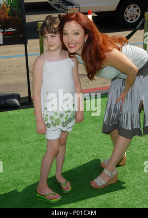 Amy Yasbeck und Tochter Stella Ritter Ankunft auf dem ANT BULLY Premiere auf der Chinese Theatre in Los Angeles. 23. Juli 2006. Augenkontakt in voller Länge smileYasbeckAmy Tochter 002 Veranstaltung in Hollywood Leben - Kalifornien, Red Carpet Event, USA, Filmindustrie, Prominente, Fotografie, Bestof, Kunst, Kultur und Unterhaltung, prominente Mode, Besten, Hollywood Leben, Event in Hollywood Leben - Kalifornien, Roter Teppich und backstage, Musik Prominente, Topix, Paar, Familie (Mann und Frau) und Kids - Kinder, Brüder und Schwestern anfrage tsuni@Gamma-USA.com, Kredit Tsuni/USA, 2006 bis 2009 Stockfoto