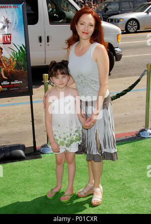 Amy Yasbeck und Tochter Stella Ritter Ankunft auf dem ANT BULLY Premiere auf der Chinese Theatre in Los Angeles. 23. Juli 2006. Augenkontakt in voller Länge YasbeckAmy Tochter 035 Veranstaltung in Hollywood Leben - Kalifornien, Red Carpet Event, USA, Filmindustrie, Prominente, Fotografie, Bestof, Kunst, Kultur und Unterhaltung, prominente Mode, Besten, Hollywood Leben, Event in Hollywood Leben - Kalifornien, Roter Teppich und backstage, Musik Prominente, Topix, Paar, Familie (Mann und Frau) und Kids - Kinder, Brüder und Schwestern anfrage tsuni@Gamma-USA.com, Kredit Tsuni/USA, 2006 bis 2009 Stockfoto