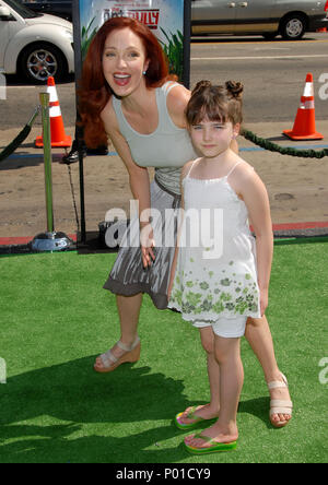 Amy Yasbeck und Tochter Stella Ritter Ankunft auf dem ANT BULLY Premiere auf der Chinese Theatre in Los Angeles. 23. Juli 2006. Augenkontakt in voller Länge smileYasbeckAmy Tochter 036 Veranstaltung in Hollywood Leben - Kalifornien, Red Carpet Event, USA, Filmindustrie, Prominente, Fotografie, Bestof, Kunst, Kultur und Unterhaltung, prominente Mode, Besten, Hollywood Leben, Event in Hollywood Leben - Kalifornien, Roter Teppich und backstage, Musik Prominente, Topix, Paar, Familie (Mann und Frau) und Kids - Kinder, Brüder und Schwestern anfrage tsuni@Gamma-USA.com, Kredit Tsuni/USA, 2006 bis 2009 Stockfoto