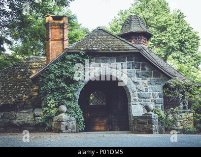 Alte Stein pumphouse in Tudor revival Architektur an Ringwood State Park, NJ in Stellung vintage Stockfoto