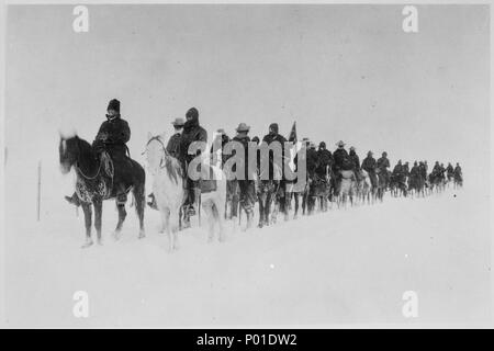 Rückkehr von Casey's Pfadfinder aus den Kampf am Wounded Knee, 1890-91. Soldaten auf dem Pferderücken stapfen durch den Schnee - Stockfoto