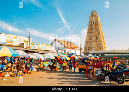 Mysore, Indien - 30. Dezember 2017: Sri Chamundeshwari Tempel und Markt Stockfoto