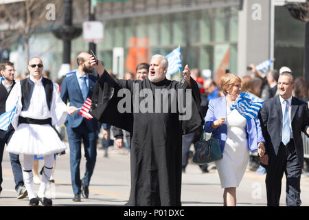 Chicago, Illinois, USA - 29. April 2018 Ein orthodoxer Priester in der griechischen Unabhängigkeit Day Parade Stockfoto