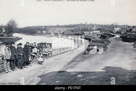 . Français: Le Canal de Nantes à Brest et les ardoises en attente de chargement à Pont-Coblant Vers 1910 (carte postale Villard). um 1910. Joseph-Marie Villard (1868-1935) 104 Villard Pont-Coblant Stockfoto