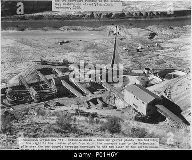 Sand und Kies. Das Gebäude auf der rechten Seite ist die Brechanlage, aus denen das Förderband zum Ausgleich läuft... - Stockfoto