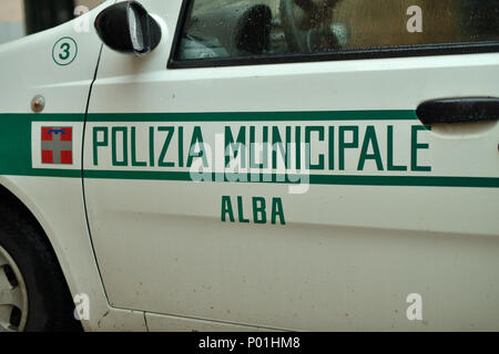 Polizei Auto von der örtlichen Polizei an der Piazza Duomo in Alba, Italien. Stockfoto