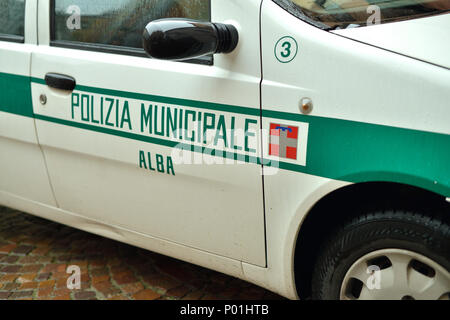 Polizei Auto von der örtlichen Polizei an der Piazza Duomo in Alba, Italien. Stockfoto