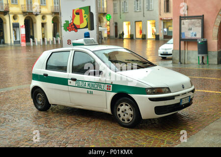 Polizei Auto von der örtlichen Polizei an der Piazza Duomo in Alba, Italien. Stockfoto