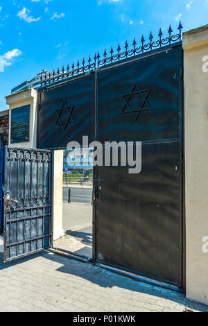 Polen, Warschau: Das Haupttor des Jüdischen Friedhofs ist mit Davidsternen geschmückt. Stockfoto