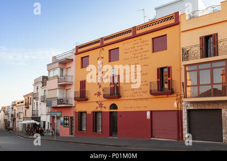 Calafell, Spanien - 15. August 2014: Blick auf die Straße von Messina, Region Tarragona, Katalonien, Spanien. Normale Leute im Restaurant Terrasse entspannen Stockfoto