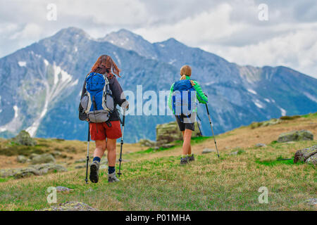 Zwei weibliche Freunde während einer Bergtour. Stockfoto