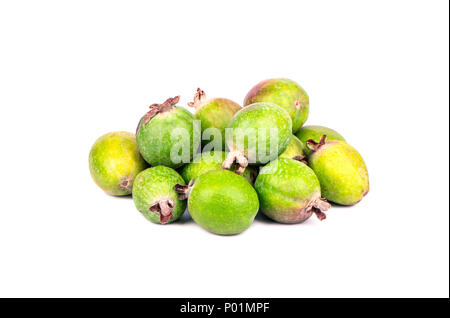 Stapel von frischen tropischen Früchten Feijoa auf weißem Hintergrund Stockfoto