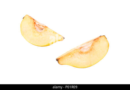 Zwei Scheiben frisches Obst Quitte auf weißem Hintergrund Stockfoto
