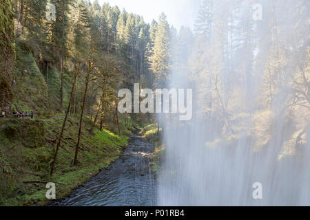 Durch die seidige Kaskade der unteren Süden fällt in das Tal, wo das Silver River fließt und eine Spur der Touristen zu Fuß. Stockfoto