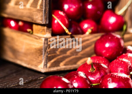 Frische Kirschen in einem hölzernen Kasten schließen Stockfoto