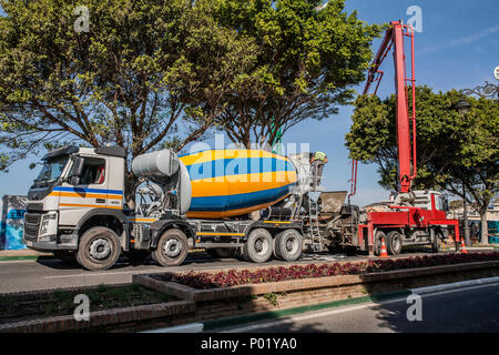 Fahrzeug liefert fertig gemischte Zement auf Baustelle, Stockfoto