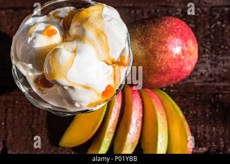 Karamellsauce Eis und frische Mango Obst Stockfoto