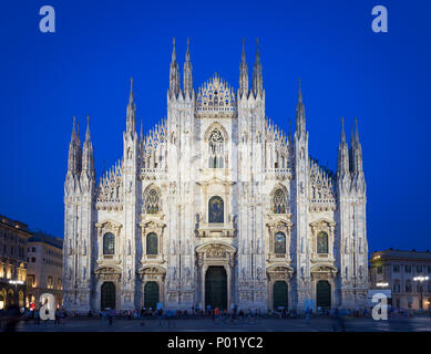 Mailand, Italien - 28 April, 2018: Touristen während der Blauen Stunde Aufnahmen im Duomo, dem Wahrzeichen der Stadt. Stockfoto