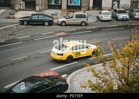 Prag, 24. September 2017: ein traditionelles gelbes Taxi Fahrten rund um die Stadt. Die anderen Autos sind am Straßenrand geparkt Stockfoto