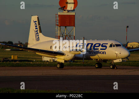 Janes Aviation Hawker Siddeley HS 748 G-AYIM Verkehrsmittel Flugzeug am Flughafen London Southend mit alten Marconi radar Gericht. Airline im Besitz von Andy Janes Stockfoto