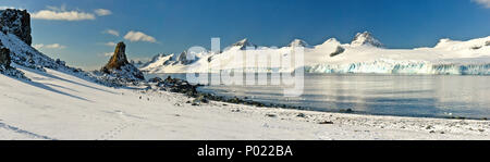 Schneebedeckte Berge, rauhe Landschaft an der Orkney Inseln, Drake Street, Antarktische Halbinsel, Antarktis Stockfoto