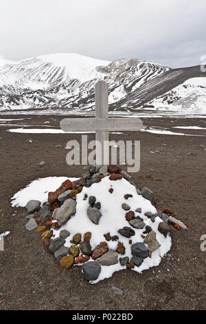 Holzkreuz am Grab von Hans Albert gulliksen an der alten Walfangstation, Whalers Bay, Deception Island, South Shetland Islands, Antarktis Stockfoto