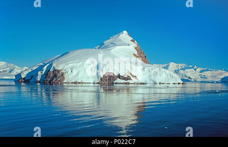 Schneebedeckte Berge in der Paradise Bay, Antarktische Halbinsel, Antarktis | Schneebedeckte Berge im Paradise Bay, Halbinsel Antarktis, Antarktis Stockfoto