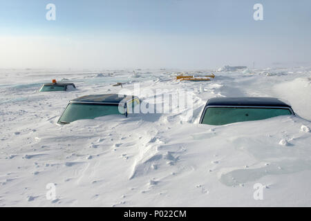 Eingeschneite Fahrzeuge bei Iqaluit im Territorium Nunavut, Kanada | Schnee Autos an Iqaluitat teritorry, Nunavut, Kanada Stockfoto