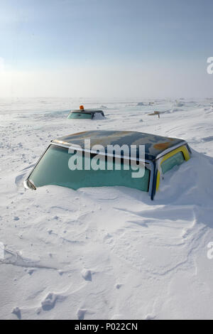 Eingeschneite Fahrzeuge bei Iqaluit im Territorium Nunavut, Kanada | Schnee Autos an Iqaluitat teritorry, Nunavut, Kanada Stockfoto