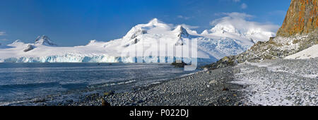 Eis bedeckte Berge an der Brown Bluff, Weddellmeer, Antarktische Halbinsel, Antarktis Stockfoto