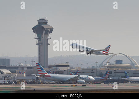 American Eagle (Kompass Airlines), Embraer 175 E-Jet, weg vom internationalen Flughafen von Los Angeles, LAX, Kalifornien, USA. Stockfoto