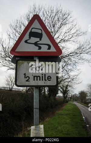Straßenschild rutschige Straße Stockfoto
