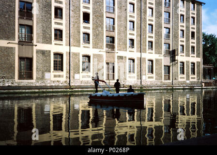 Die Fischer fischen von einem kleinen Boot in der La Villette Becken auf dem Ourcq Canal, Paris, Frankreich, Europa. Stockfoto