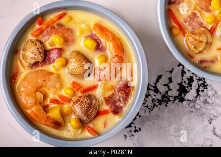 Hausgemachte Clam Chowder mit Garnelen, Ansicht von oben. Stockfoto