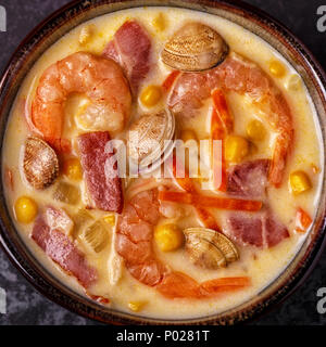 Hausgemachte Clam Chowder mit Garnelen, Ansicht von oben. Stockfoto