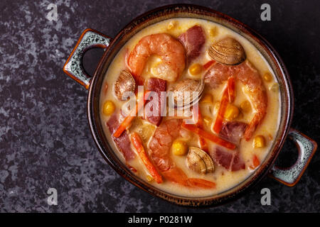 Hausgemachte Clam Chowder mit Garnelen, Ansicht von oben. Stockfoto