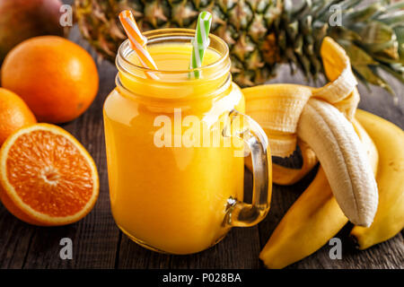 Glas Smoothie mit Obst, selektiven Fokus. Detox, Diätkost, vegetarisches Essen, gesundes Essen Konzept. Stockfoto