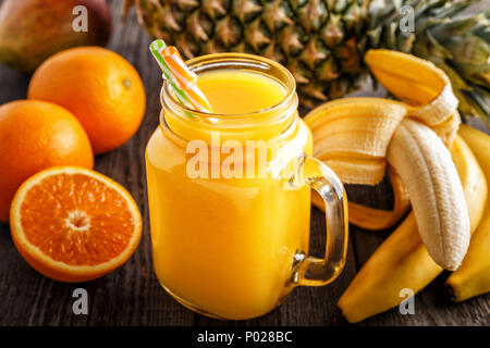 Glas Smoothie mit Obst, selektiven Fokus. Detox, Diätkost, vegetarisches Essen, gesundes Essen Konzept. Stockfoto