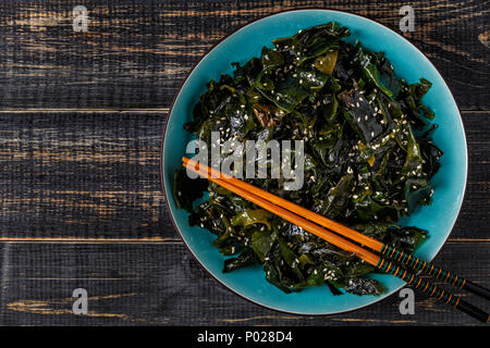 Wakame Salat, Rohstoff Seegras, japanische Küche, Ansicht von oben. Stockfoto