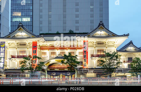 TOKYO, Japan - 30. MAI 2015: Lange Belichtung mit unscharfen Auto vor Kabukiza Theater Fassade in Tokio, Japan Stockfoto