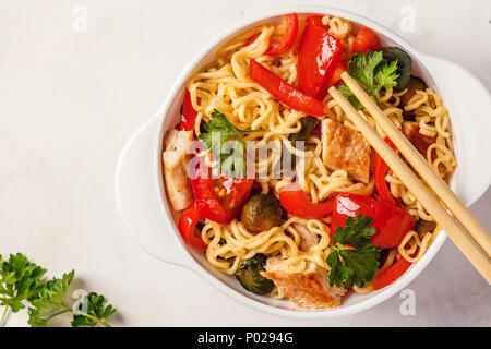 Asiatische Nudeln mit Gemüse und Huhn, Ansicht von oben. Stockfoto