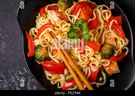 Asiatische Nudeln mit Gemüse und Huhn, Ansicht von oben. Stockfoto