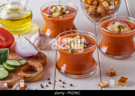 Im spanischen Stil Suppe Gazpacho aus Tomaten und andere Gemüse und Gewürze, kalt serviert. Stockfoto