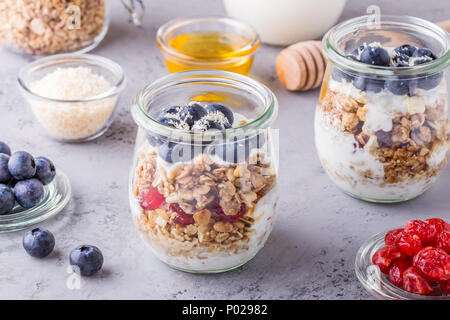 Gesundes Frühstück - Glas Gläser Haferflocken mit frischem Obst, Joghurt und Honig, selektive konzentrieren. Stockfoto