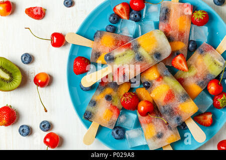 Hausgemachte Eis am Stiel mit Beeren und Früchte, Ansicht von oben. Stockfoto
