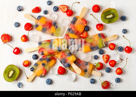 Hausgemachte Eis am Stiel mit Beeren und Früchte, Ansicht von oben. Stockfoto