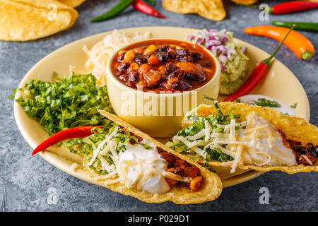 Tacos mit Chili con Carne, Salat, Käse und saurer Sahne, selektive konzentrieren. Stockfoto