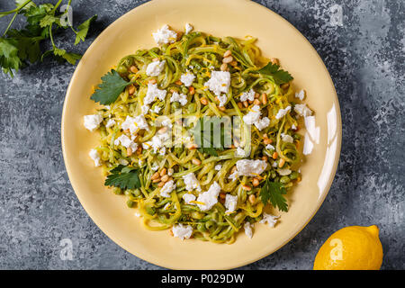 Hausgemachte Zucchini Zoodles Pasta mit Pinienkernen und Feta, Ansicht von oben. Stockfoto